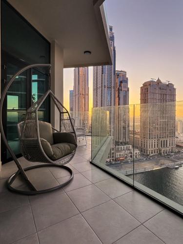 2BR Luxury Retreat - Stunning Canal and Sea View, Dubaj