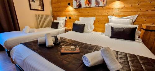 1 king bed, 1 twin bed