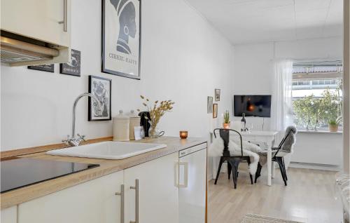 kuhinja, Beautiful Apartment In Nexø in Snogebaek