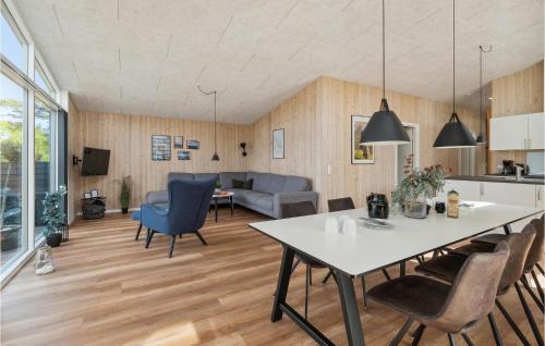  Cozy Home In Nexø With Kitchen in Snogebæk