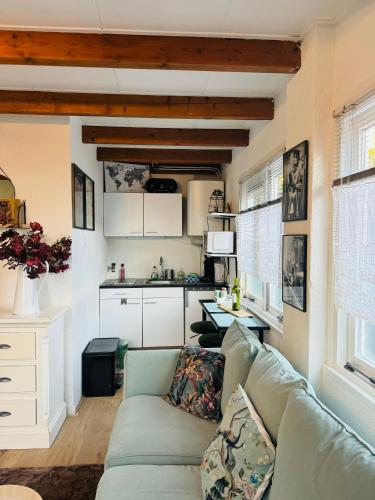 Kitchen, Hello Noordwijk - Tiny House Dahliastraat 60 in Noordwijk