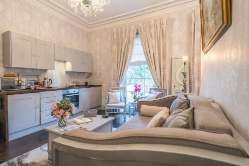 Beautifully decorated, elegant apartment near town - Pass the Keys