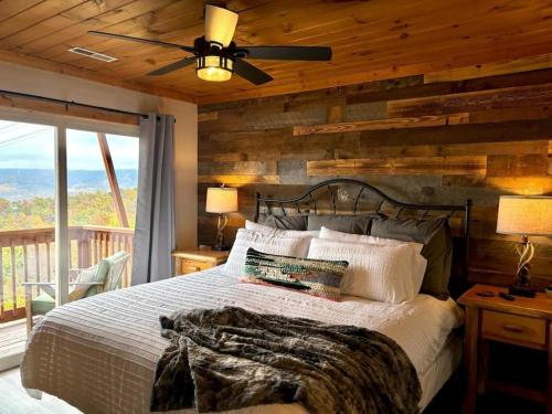 Panoramic Views-4 King Suites-Pool Table- Bunk Rm-PS5-HotTub in Gatlinburg, USA