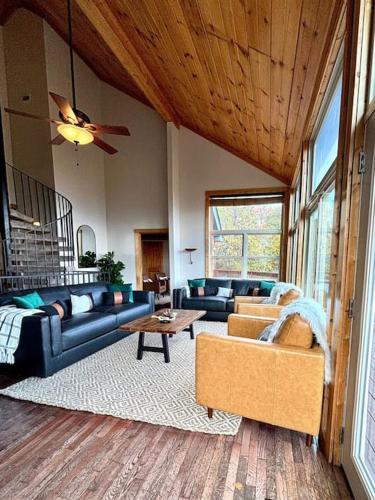 Panoramic Views-4 King Suites-Pool Table- Bunk Rm-PS5-HotTub in Gatlinburg, USA