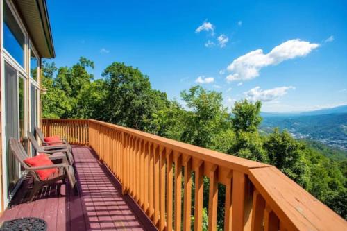 Panoramic Views-4 King Suites-Pool Table- Bunk Rm-PS5-HotTub in Gatlinburg, USA