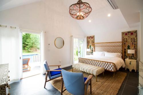 Wooded Oasis and Guest House in Hamptons! in Southampton, USA