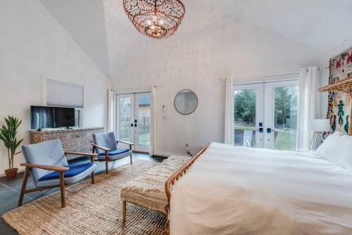 Wooded Oasis and Guest House in Hamptons! in Southampton, USA
