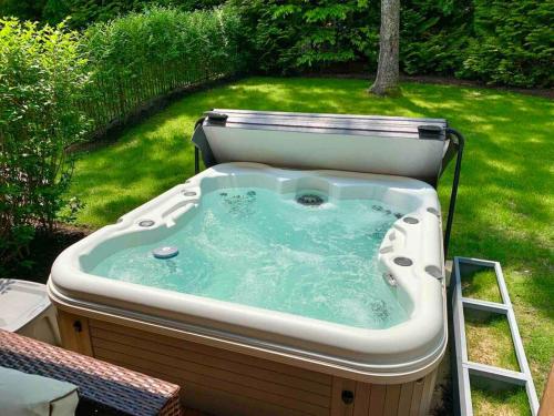 Wooded Oasis and Guest House in Hamptons! in เซาท์แทมป์ตัน (NY)