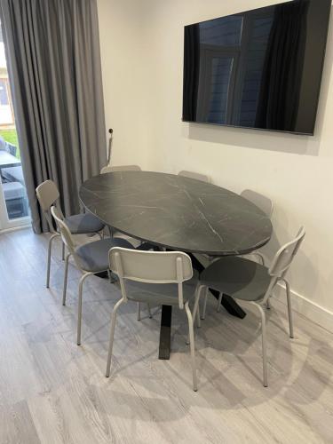 Modern home with driveway parking for 2 vehicles, near Tottenham Hotspur Stadium, White Hart Lane Train Station 4