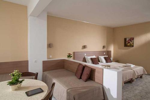 Lofos Apartments The 2-star Lofos Apartments offers comfort and convenience whether youre on business or holiday in Hersonissos. The hotel offers a high standard of service and amenities to suit the individual needs 