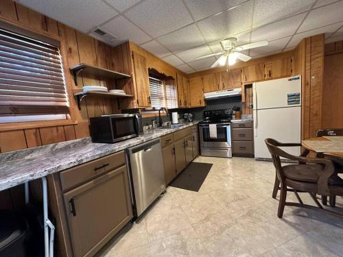 Quiet, golf lake community cozy 2bdr 1 bth getaway in 桑福德