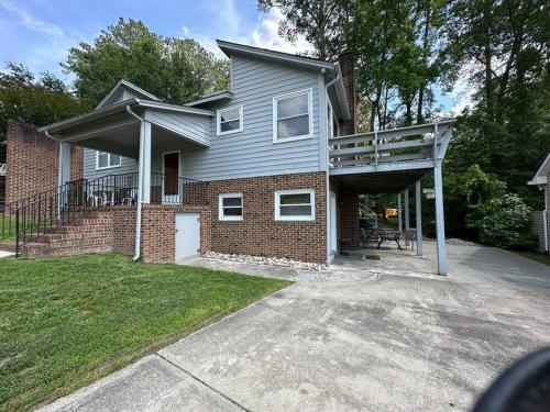 Quiet, golf lake community cozy 2bdr 1 bth getaway in 桑福德