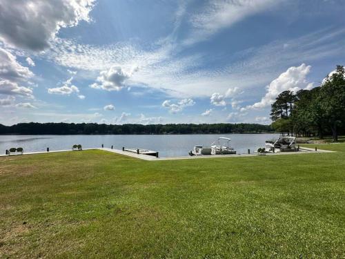 Quiet, golf lake community cozy 2bdr 1 bth getaway in 桑福德