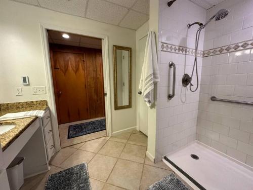 Quiet, golf lake community cozy 2bdr 1 bth getaway in 桑福德