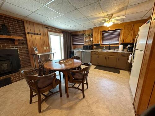 Quiet, golf lake community cozy 2bdr 1 bth getaway in 桑福德