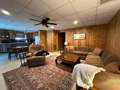 Quiet, golf lake community cozy 2bdr 1 bth getaway in 桑福德