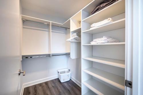 Luxury Apt with Gym & Pool - ASW-11G Luxury Apt with Gym & Pool - ASW-11G