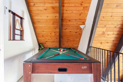 Beautiful A-Frame Mountain Cabin with Hot Tub! in Running Springs, USA