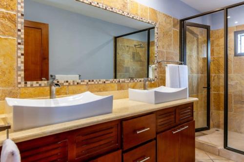 2 Bedroom Ocean-View Condo with Pool