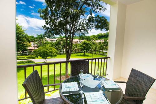 Chic Minimalist Condo with Swimming Pool, Hot Tub, and Beach Club Access – khách sạn tại Coco