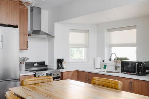 Kitchen, Haley's Court Boutique Motel in Vilano Beach