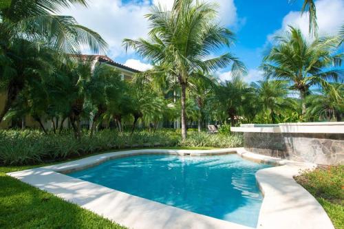 3rd-floor space with modern décor recently renovated viewing over pool in Coco, Coco (fotografie 3)