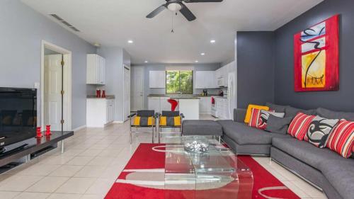 3rd-floor space with modern décor recently renovated viewing over pool in Coco, Coco (fotografie 8)