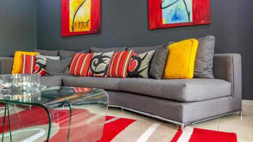 3rd-floor space with modern décor recently renovated viewing over pool in Coco, Coco (fotografie 7)