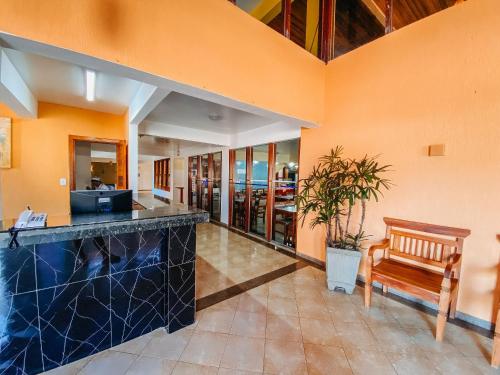 Flat frente praia de Taperapuã, atravessou a rua está na praia, com piscina, sauna e café da manhã como cortesia