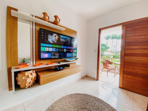 Flat frente praia de Taperapuã, atravessou a rua está na praia, com piscina, sauna e café da manhã como cortesia