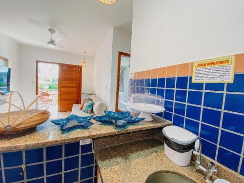 Flat frente praia de Taperapuã, atravessou a rua está na praia, com piscina, sauna e café da manhã como cortesia