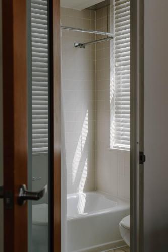 1 queen bed, 1 sofa bed