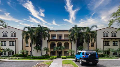 Spacious One-Bedroom Condo with Pool View, Balcony & Beach Club Access in Coco