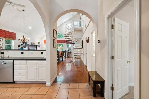 One block from Beach! 3 Bedroom, 2 Bath-Rooftop Deck, Screened in Porch in Folly Beach, USA