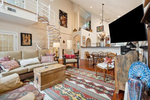 One block from Beach! 3 Bedroom, 2 Bath-Rooftop Deck, Screened in Porch in Folly Beach, USA
