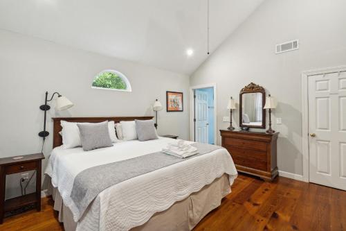 One block from Beach! 3 Bedroom, 2 Bath-Rooftop Deck, Screened in Porch in Folly Beach, USA