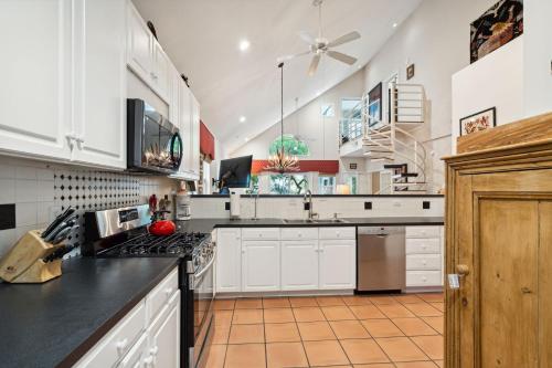 One block from Beach! 3 Bedroom, 2 Bath-Rooftop Deck, Screened in Porch in Folly Beach, USA