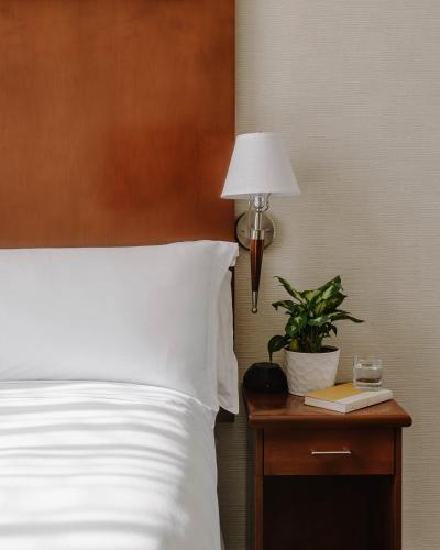 Superior Queen Room with Kitchenette image 7