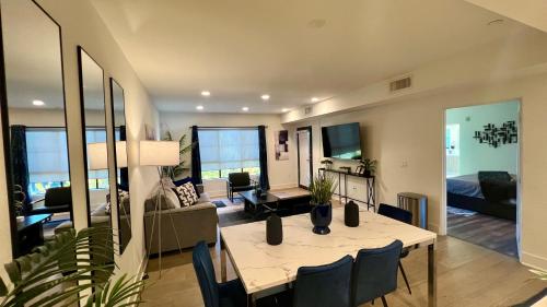 The Century City Cozy 3 Bedroom Apartment with free parking! in Los Angeles, USA