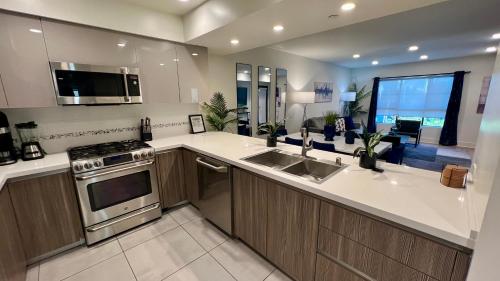 The Century City Cozy 3 Bedroom Apartment with free parking! in Los Angeles, USA