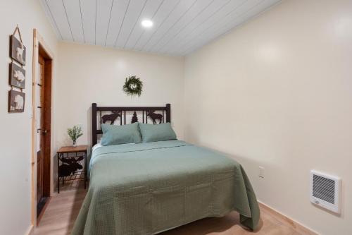 Squam Waterfront 2 bed 2 bath (Suite 3) - image 3