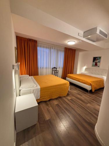 2 king beds, 1 twin bed