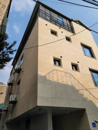 A neat new house with a walkway 103