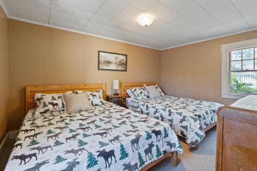 Moose Manor- Squam Waterfront - image 5