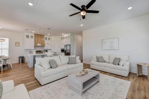 New Perfect Vacation Home-1 Block From Beach in Galveston, USA