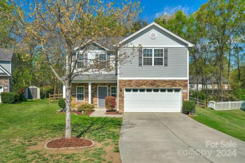 5 Bedrooms 7 Beds Luxury FarmHouse Fenced Yard Pets OK in Charlotte, USA