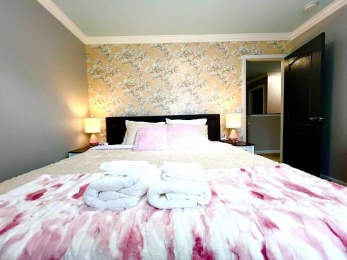 5 Bedrooms 7 Beds Luxury FarmHouse Fenced Yard Pets OK in Charlotte, USA