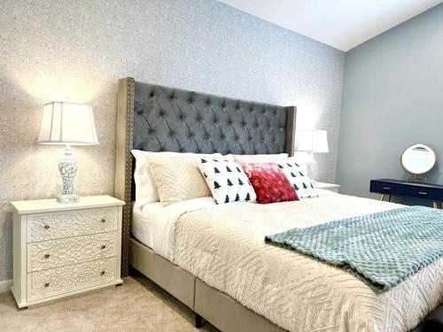 5 Bedrooms 7 Beds Luxury FarmHouse Fenced Yard Pets OK in Charlotte, USA