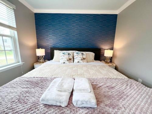 5 Bedrooms 7 Beds Luxury FarmHouse Fenced Yard Pets OK in Charlotte, USA
