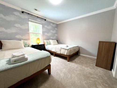 5 Bedrooms 7 Beds Luxury FarmHouse Fenced Yard Pets OK in Charlotte, USA